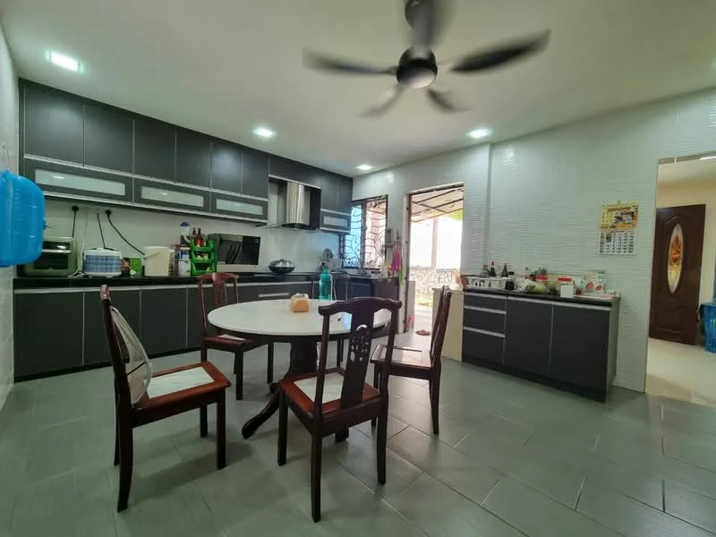 Kitchen features: grey cabinetry, white countertop, stainless-steel sink, chrome faucet, built-in oven, microwave, refrigerator, 4-burner gas hob, ceiling fan with light, dining table with 4 chairs, tile flooring, wall-mounted shelves, window with view to outside, decorative items on countertop; style: modern; view: garden.