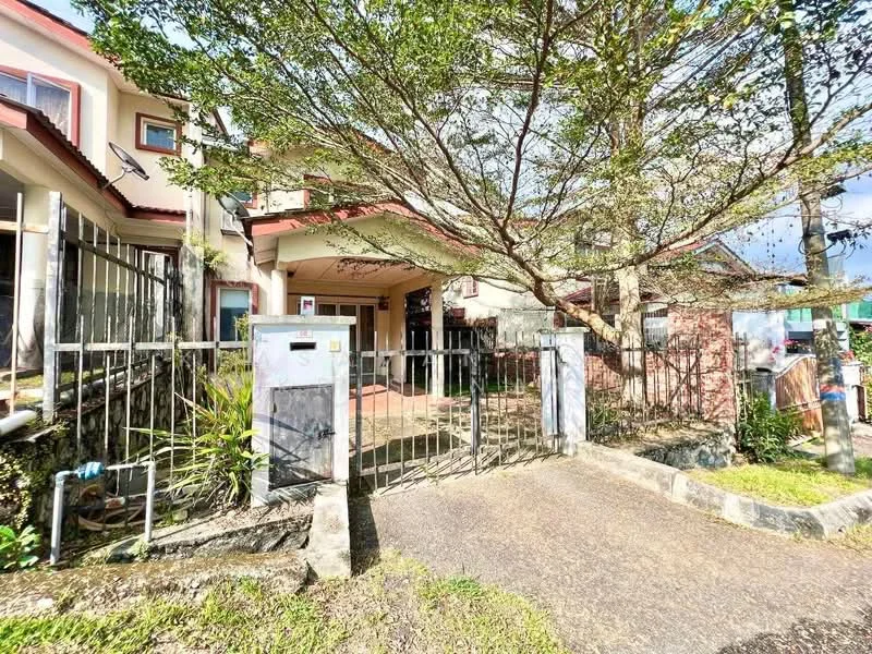 Exterior type: semi-detached house; features: fenced front yard, gate at entrance, paved driveway, manicured landscaping, mature trees, two-storey structure, porch area, visible mailbox, exterior wall with light color, roof with red tiles; style: modern.