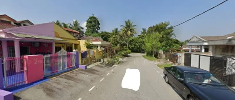 Exterior type: linked terrace house; features: pink painted facade, yellow painted facade, manicured lawn, palm trees, street view, residential street, single-storey houses, fenced front yards; style: traditional.