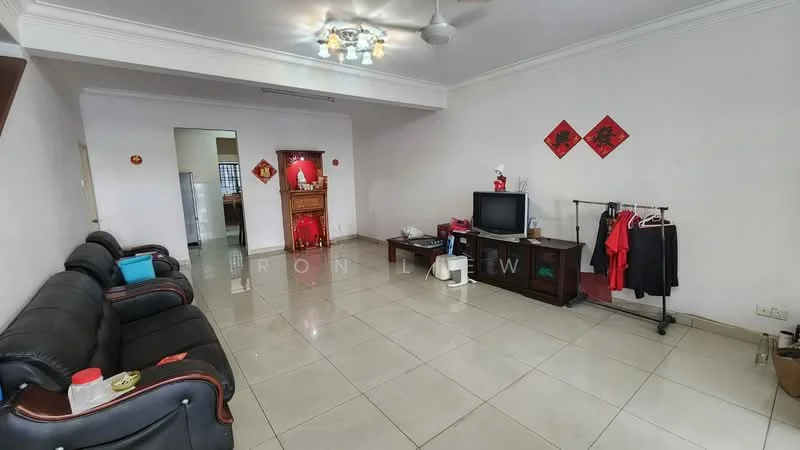 Living features: black leather 3-seater sofa, coffee table, TV console, wall-mounted TV, ceramic tile flooring, white painted walls, recessed ceiling lights, ceiling fan, decorative wall art, open space layout; style: modern.