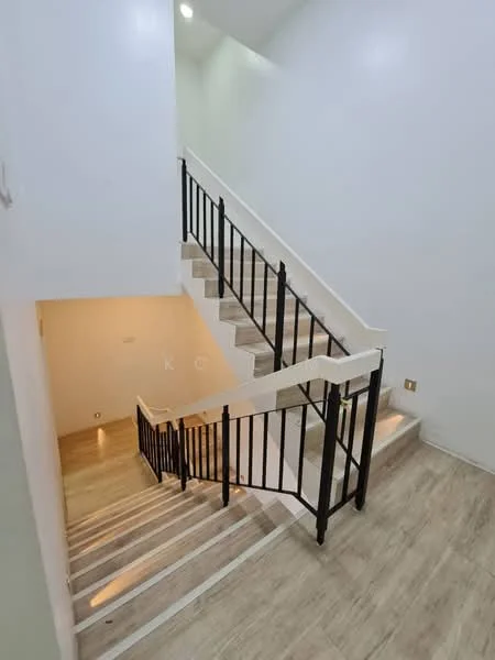 Room features: staircase with wooden steps, black metal railing, white painted walls, recessed lighting, laminate flooring, light-colored wall at the bottom of the stairs, open space at the top of the stairs; style: modern.
