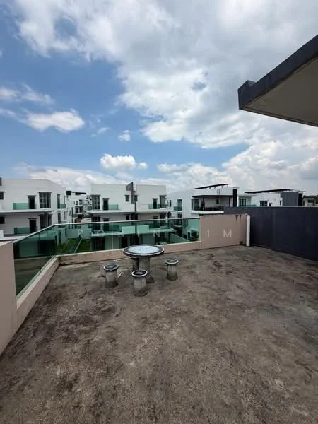 Exterior features: rooftop terrace, glass railing, concrete flooring, outdoor table, outdoor seating, surrounding buildings, sky view, partly cloudy sky; style: modern.