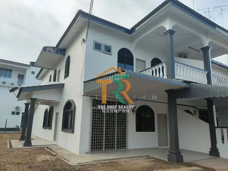 Exterior type: detached bungalow; features: white painted facade, flat roof, arched windows, columns at entrance, balcony with railing, manicured lawn, paved walkway, security grille at ground floor, outdoor lighting fixtures; style: modern.