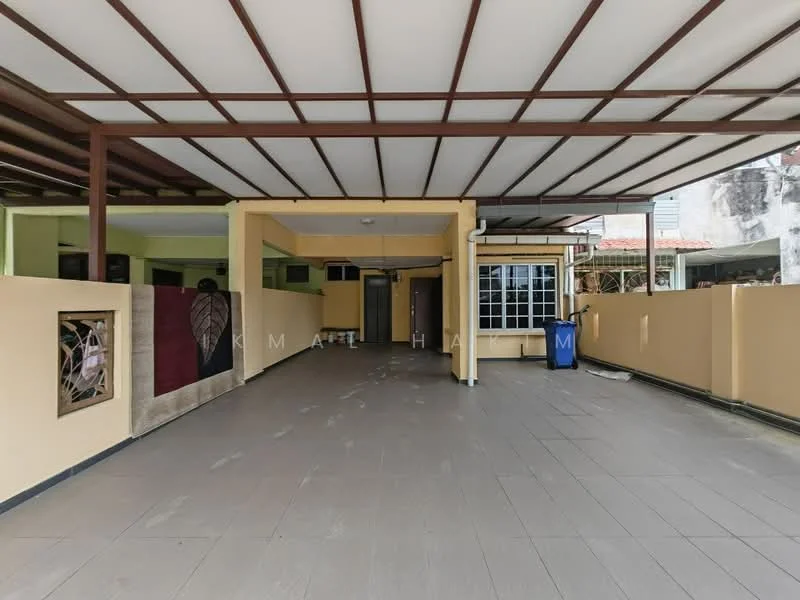 Exterior type: linked terrace house; features: covered car porch, yellow painted walls, grey tiled flooring, metal roof, open layout, decorative wall panel, windows with grid design, surrounding walls, access to interior rooms, outdoor space; style: modern.