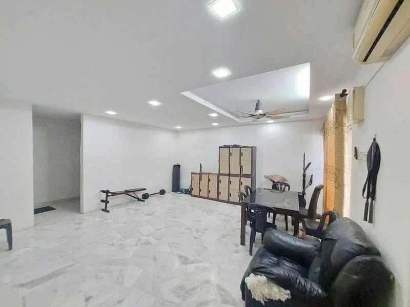 Living features: white painted walls, marble flooring, 5-blade ceiling fan with light, recessed LED downlights, black leather sofa, dining table with chairs, exercise bench, storage cabinets, wall-mounted air conditioning unit; style: modern.