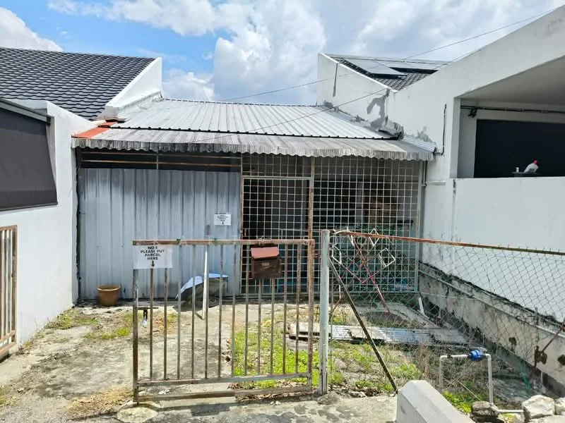 Exterior type: linked terrace house; features: metal gate, gravel driveway, concrete flooring, gabled roof with metal sheeting, small garden area, fenced perimeter, outdoor seating area, attached carport, exposed brick wall, overhead awning; style: modern.