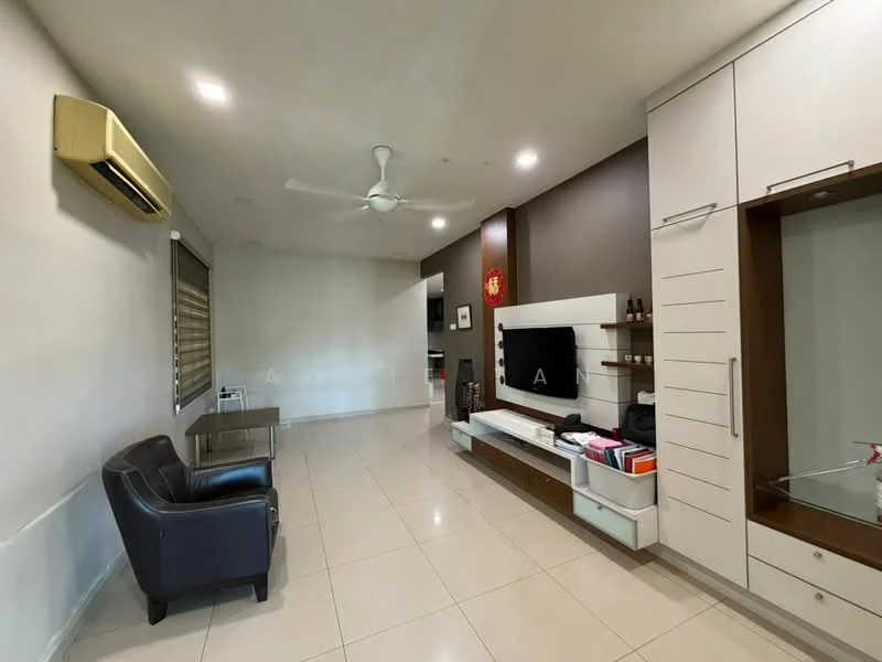 Living features: cream tiled flooring, white painted walls, dark accent wall, 5-blade ceiling fan with light, wall-mounted TV, TV console, black leather armchair, built-in cabinetry, recessed lighting, window with blinds, air conditioning unit; style: modern.