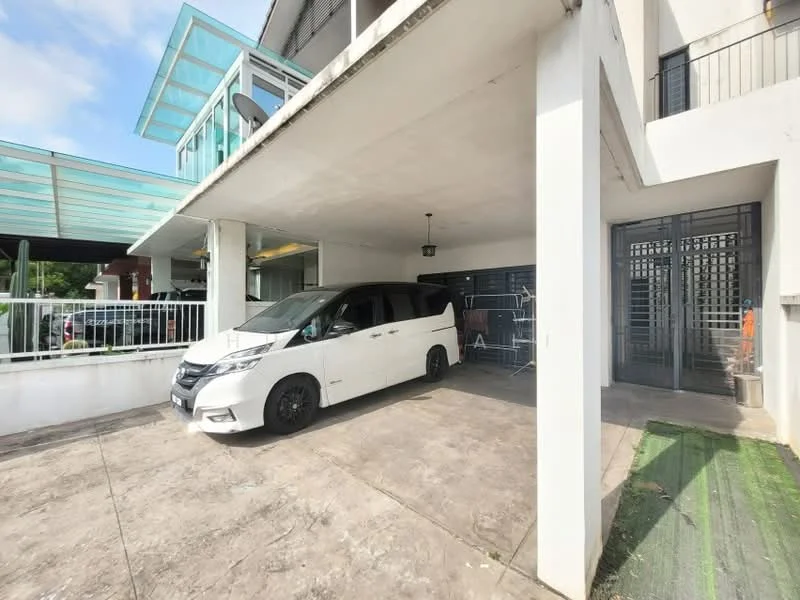 Exterior type: linked terrace house; features: covered car porch, white painted facade, concrete flooring, metal gate, parking space for 1 vehicle, outdoor lighting fixture, greenery at side, adjacent to other residential units; style: modern.