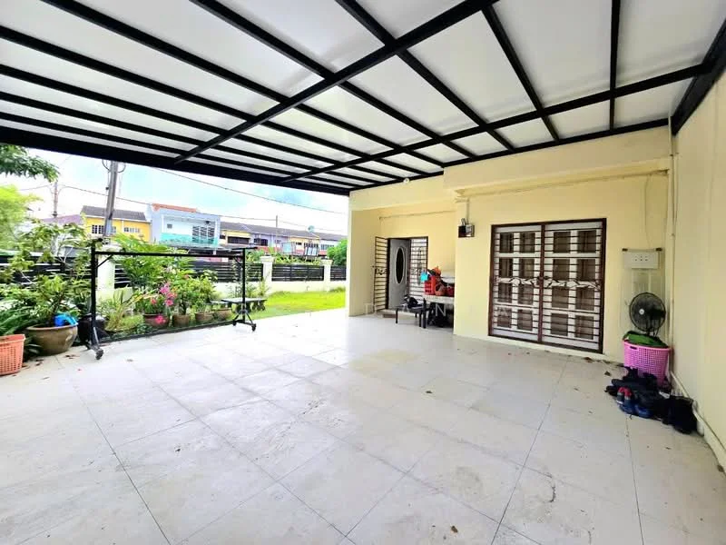 Exterior type: linked terrace house; features: covered patio with metal roof, tiled flooring, garden area with plants, two sets of double doors, wall-mounted fan, outdoor seating area, manicured landscaping, fenced yard; style: modern.