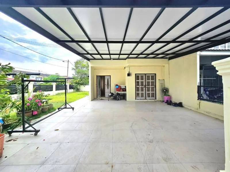 Exterior type: linked terrace house; features: covered patio with metal frame and translucent roof, tiled flooring, garden area with potted plants, sliding glass door, white painted walls, fenced perimeter, outdoor space for seating, landscaped garden, visible power lines; style: modern.