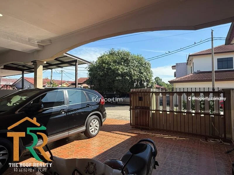 Exterior type: linked terrace house; features: paved driveway, car porch with awning, fenced perimeter, mature trees, surrounding residential area, single-storey structure, visible street view; style: modern.