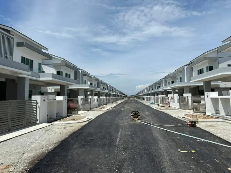 Exterior type: linked terrace house; features: two-storey linked terrace houses, concrete facade, white painted facade, balconies on upper floors, manicured landscaping, paved driveway, asphalt road, visible utility connections, surrounding open space, clear blue sky; style: modern.