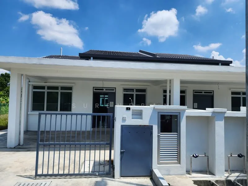 Exterior type: semi-detached house; features: white painted facade, flat roof, single-storey, manicured lawn, metal gate, concrete driveway, two visible water taps, windows with white frames, grey wall-mounted mailbox, front porch area; style: modern.