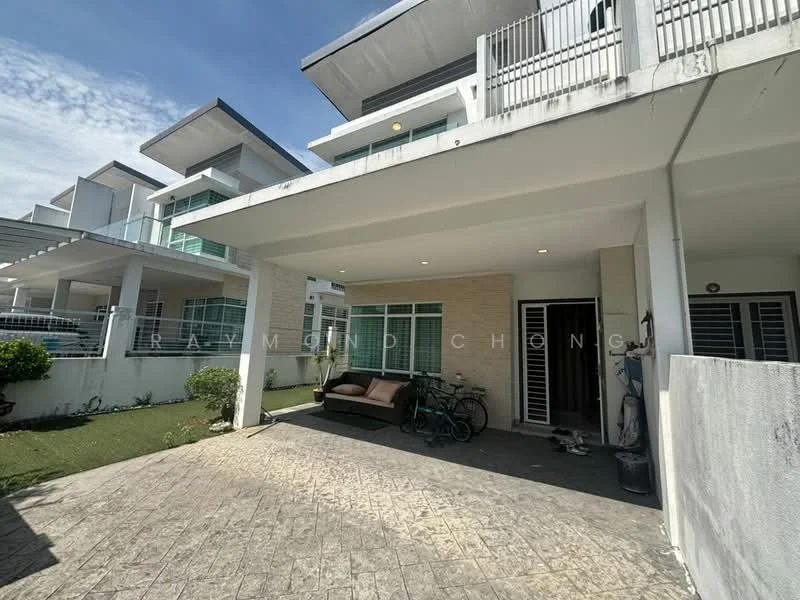 Exterior type: linked terrace house; features: covered porch area, stone-paved flooring, manicured lawn, bicycle parked, outdoor seating area, white painted facade, large windows, balcony on upper floor, modern architectural design; style: modern.