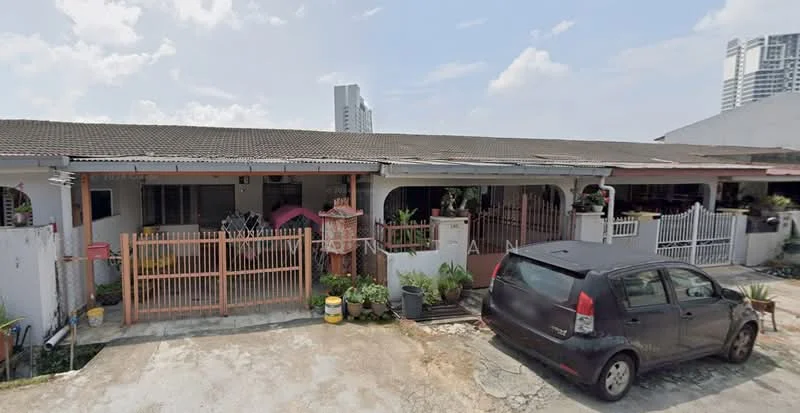 Exterior type: linked terrace house; features: single-storey, grey tiled roof, white painted facade, front porch with gate, manicured garden, paved driveway, parking space for 1 car, surrounded by greenery, adjacent to high-rise buildings; style: modern.