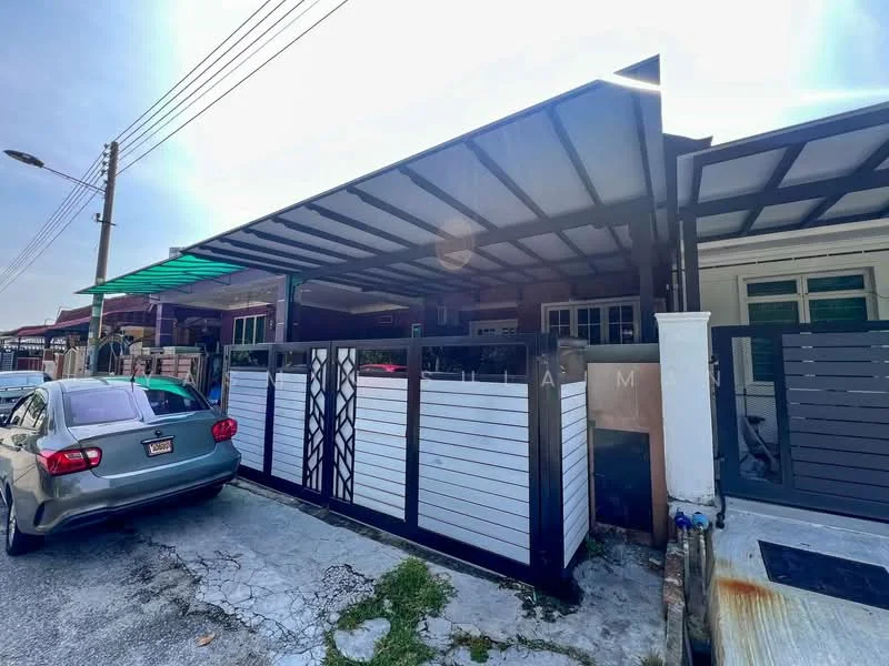 Exterior type: linked terrace house; features: car porch with awning, white and black horizontal slat fencing, concrete driveway, single-storey, flat roof, manicured lawn, front garden area, visible windows with green frames; style: modern.