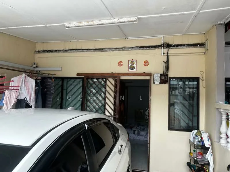Exterior type: linked terrace house; features: white painted facade, single-storey, car porch, main entrance door, windows with black frames, clothes drying rack, outdoor lighting, decorative wall plaques; style: modern.