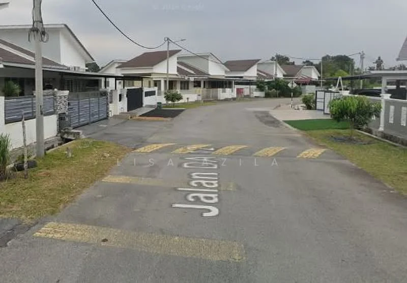 Exterior type: linked terrace house; features: residential street, paved road, curved road layout, street signage, landscaped greenery, driveway access, single-storey houses, front yards with grass; style: modern.