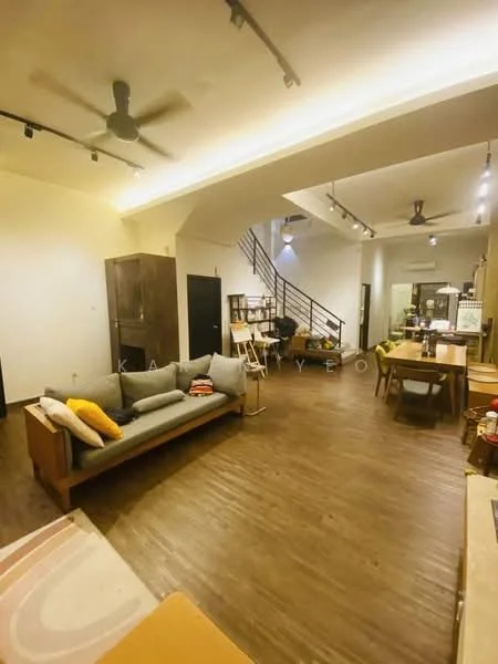 Living features: 3-seater fabric sofa in grey, ceiling fan, wooden flooring, recessed downlights, wall-mounted shelves, decorative cushions, area rug with geometric pattern, dining table with chairs, staircase with metal railing, open layout, large windows, neutral wall color; style: modern.