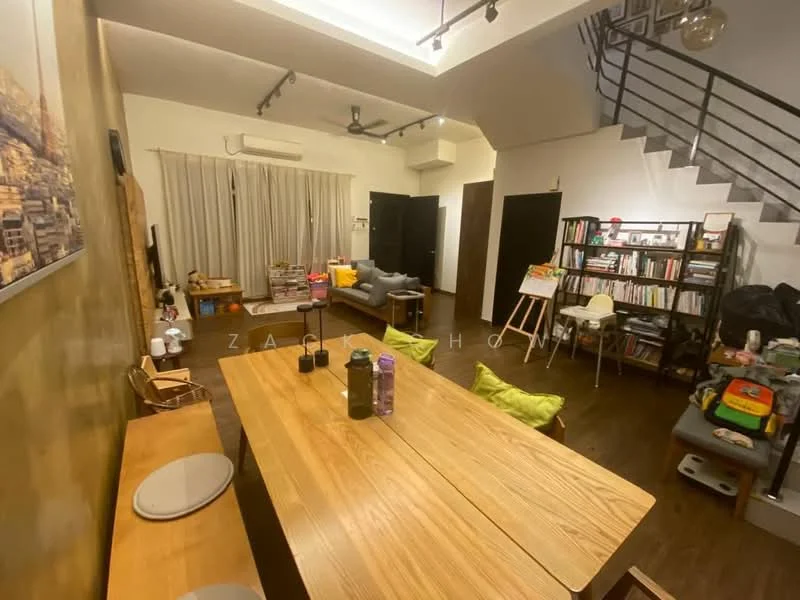 Living features: wooden flooring, white painted walls, ceiling with recessed lighting, 5-blade ceiling fan, large window with sheer curtains, bookshelf with books, sofa in grey, dining table with wooden surface, green accent chairs, decorative wall art, open staircase, air conditioning unit; style: modern.