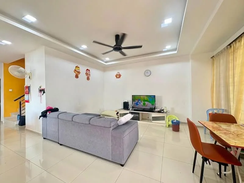 Living features: grey fabric L-shape sectional sofa, ceiling fan with light, wall-mounted TV, TV console, marble tile flooring, recessed ceiling lights, decorative wall art, large windows with sheer curtains, dining table with marble top, 4 upholstered dining chairs, wall clock; style: modern.