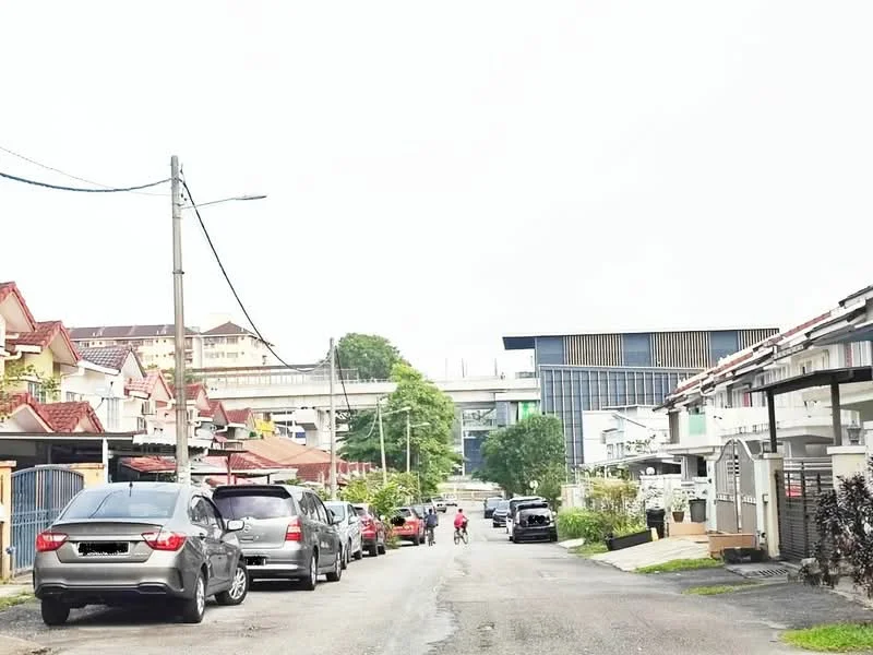 Exterior type: linked terrace house; features: residential street view, multiple parked cars, overhead power lines, nearby elevated train track, manicured greenery, two-storey houses, modern architectural design, paved road surface; style: modern.