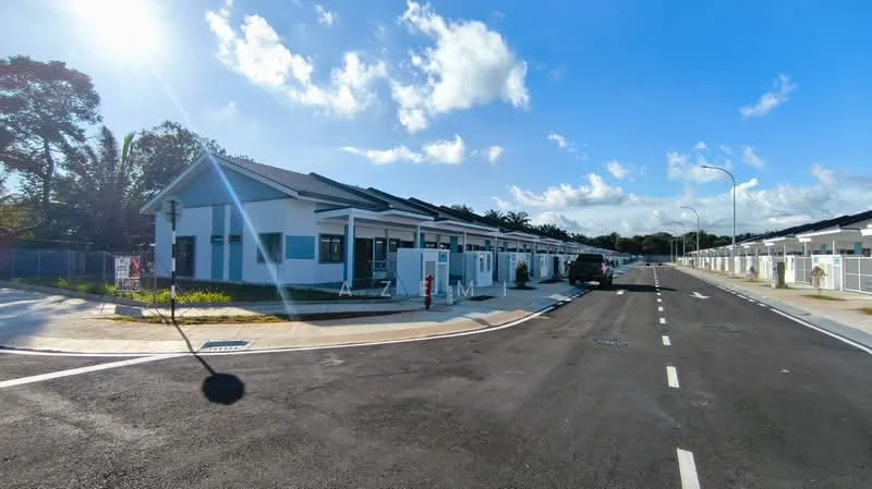 Exterior type: linked terrace house; features: white painted facade, flat roof, single-storey, manicured lawn, paved driveway, street lighting, surrounded by greenery, residential street, parking spaces, fenced perimeter; style: modern.