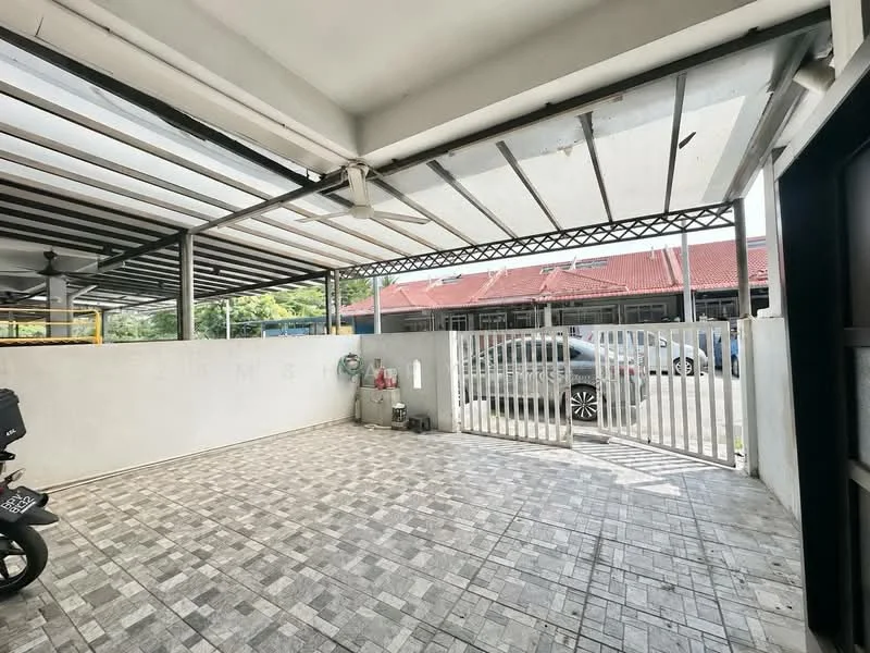 Exterior type: linked terrace house; features: paved flooring, metal gate, covered car porch, surrounding wall, ceiling with beams, outdoor lighting, parking space for vehicles; style: modern.