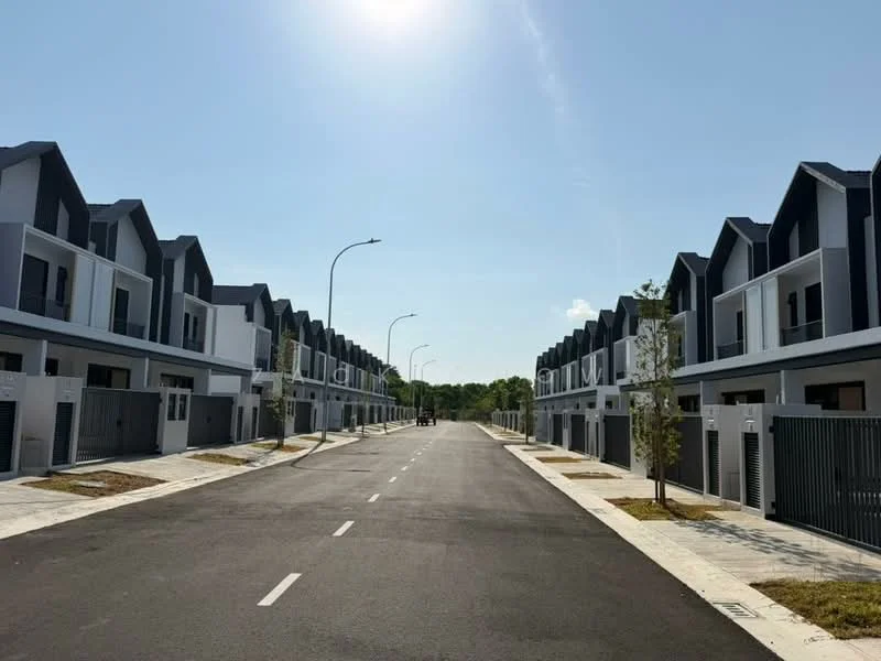 Exterior type: linked terrace house; features: two-storey houses, grey and white painted facade, gabled roofs, manicured lawns, paved driveway, street lighting, sidewalks, surrounding greenery; style: modern.