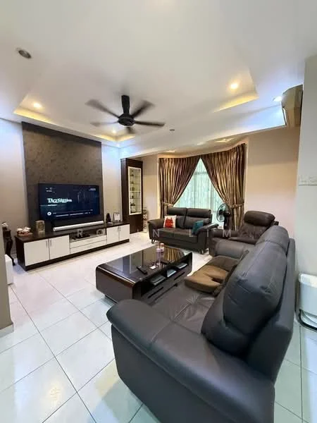 Living features: 3-seater leather sofa in black, 2-seater leather sofa in black, coffee table, TV console, wall-mounted TV, recessed downlights, ceiling fan, curtains in brown, decorative wall with dark pattern, white tiled flooring, built-in shelving unit, area rug; style: modern.
