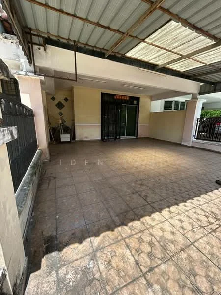 Exterior type: linked terrace house; features: covered porch area, tiled flooring, metal roof, fenced perimeter, sliding glass door, exterior wall with paint, outdoor space with no landscaping, access to interior visible; style: modern.
