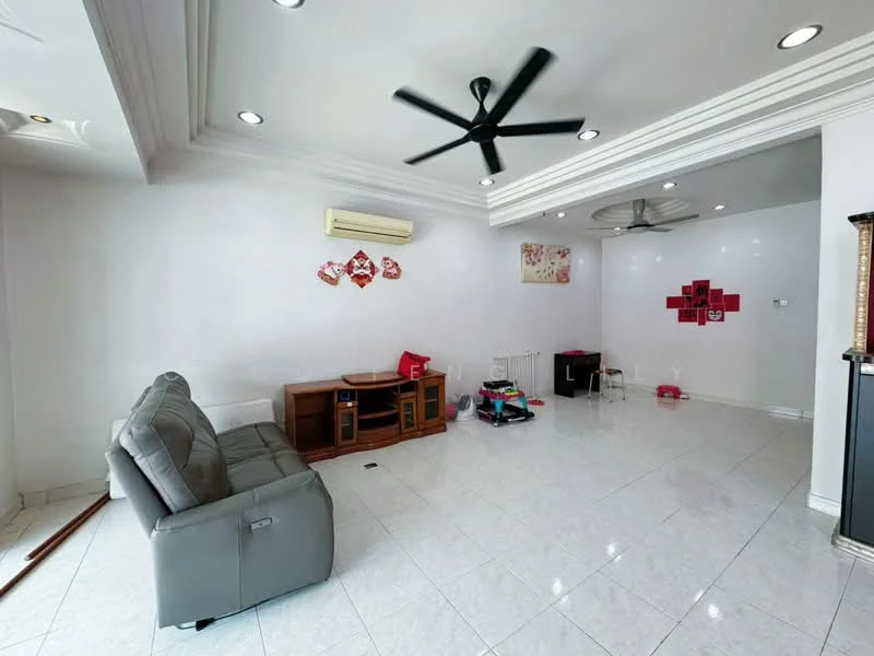 Living features: grey leather sofa, 3-blade ceiling fan, white painted walls, glossy white tile flooring, recessed downlights, wall-mounted air conditioning unit, wooden TV console, decorative wall art, open space layout; style: modern.