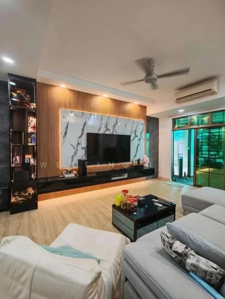 Living features: light wood flooring, feature wall with marble cladding, black TV console, wall-mounted flat-screen TV, 5-blade ceiling fan, recessed LED downlights, large glass sliding door, decorative shelving unit, coffee table, sofa with light upholstery; style: modern; view: garden.