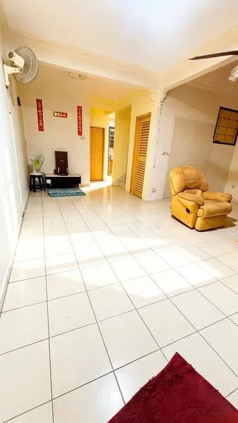 Living features: cream tiled flooring, white painted walls, ceiling fan, large windows allowing natural light, beige leather recliner chair, wooden console table, green decorative plant, red area rug.