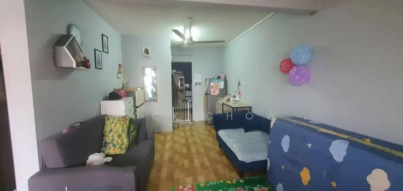 Living features: light grey painted walls, laminate flooring, 5-blade ceiling fan, 2-seater fabric sofa in dark grey, 3-seater fabric sofa with cloud pattern, decorative wall clock, open shelving unit, wall-mounted mirror, colorful balloons as decor, wooden coffee table, area rug with floral pattern; style: modern.