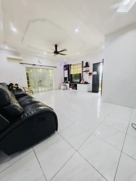 Living features: black leather sectional sofa, white tiled flooring, tray ceiling with recessed lighting, 5-blade ceiling fan, wall-mounted air conditioning unit, large windows with sheer curtains, TV console, decorative wall clock, white walls, open layout; style: modern.