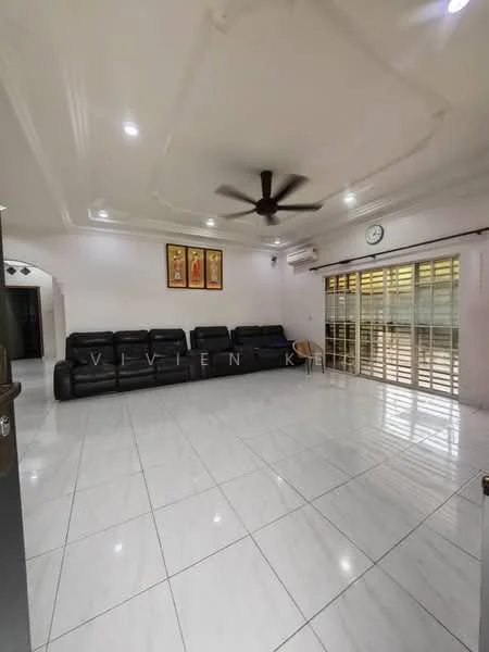 Living features: white painted walls, polished ceramic tile flooring, tray ceiling, 5-blade ceiling fan with light, wall-mounted clock, sliding glass door, vertical blinds, black leather sectional sofa, decorative artwork on walls, air conditioning unit; style: modern.