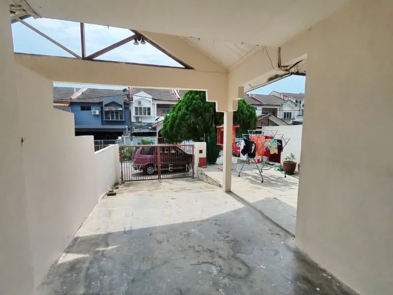 Exterior type: linked terrace house; features: concrete flooring, white painted walls, gated entrance, manicured lawn, surrounded by residential houses, car parked in driveway, clothes drying rack, open space, roof with exposed beams; style: modern.
