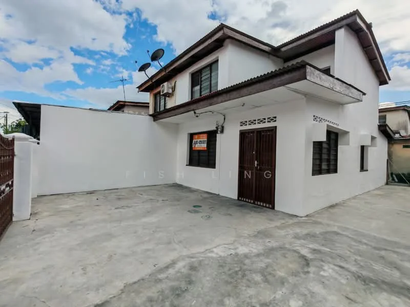 Exterior type: detached bungalow; features: white painted facade, flat roof, single-storey, concrete driveway, visible air conditioning unit, satellite dish, front gate, manicured lawn, surrounded by low fencing; style: modern.