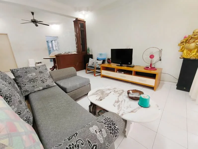 Living features: L-shape sectional sofa in grey fabric, coffee table with marble top, TV console in light wood, wall-mounted TV, ceiling fan, decorative statue, white tiled flooring, light-colored walls; style: modern.