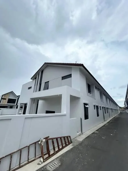 Exterior type: linked terrace house; features: white painted facade, flat roof, 2-storey building, minimalist design, large windows, concrete wall, paved driveway, surrounded by other residential buildings; style: modern.