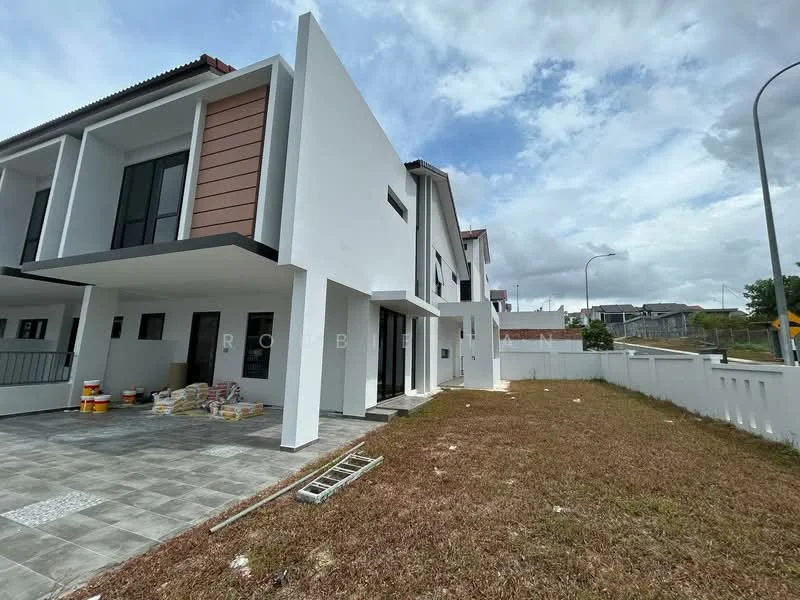 Exterior type: linked terrace house; features: white painted facade, flat roof, 2-storey building, manicured lawn, paved walkway, large windows, side entrance, unfinished landscaping, surrounded by residential area; style: modern.