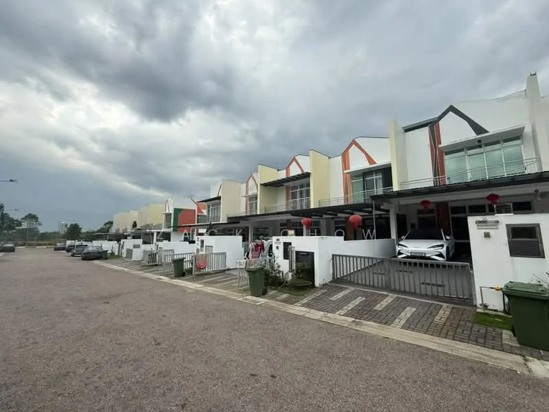Exterior type: linked terrace house; features: two-storey linked terrace, white painted facade, colorful accent panels, sliding glass doors, car porch with awning, manicured front garden, paved driveway, visible parking spaces, street lighting, surrounded by greenery; style: modern.