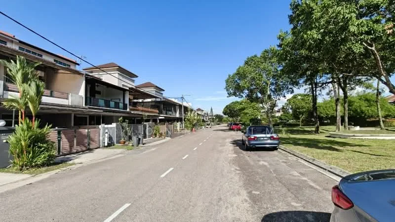Exterior type: linked terrace house; features: tree-lined street, manicured lawns, two-storey houses, paved road, sidewalks, front gardens, parking spaces, residential neighborhood, clear blue sky; style: modern.