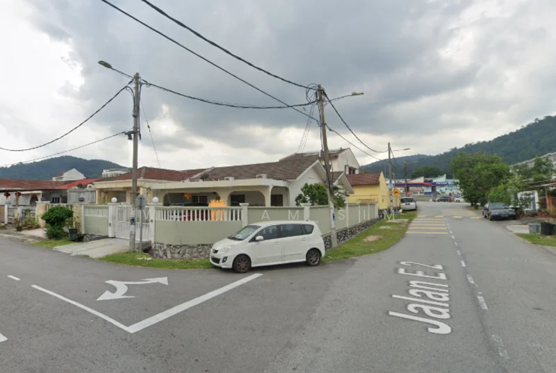 Exterior type: detached bungalow; features: single-storey building, red tile roof, cream painted facade, stone cladding at base, front porch with railing, manicured lawn, surrounded by low fencing, driveway with parking space, street view, adjacent to residential area; style: traditional.