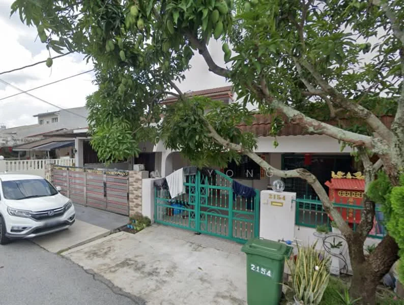 Exterior type: semi-detached house; features: green wooden gate, white painted facade, single-storey, manicured lawn, paved driveway, mature trees, front porch area, visible laundry hanging, garden area with plants; style: traditional.