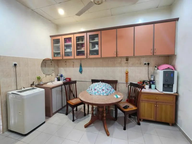 Kitchen features: white tiled walls, beige tiled backsplash, light grey floor tiles, brown wooden cabinetry with glass fronts, round dining table, four wooden dining chairs, washing machine, water dispenser, kitchen countertop, decorative items on countertop, ceiling fan; style: modern.