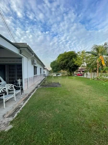 Exterior type: detached bungalow; features: manicured lawn, mature trees, concrete pathway, single-storey, side yard, outdoor seating area, car parking space; style: modern.