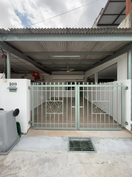 Exterior type: linked terrace house; features: metal gate, concrete driveway, covered car porch, exposed ceiling with beams, light fixture on ceiling, white painted walls, number 100 on wall, drainage grate on ground; style: modern.