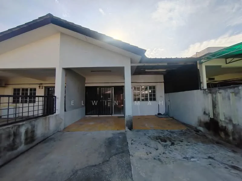 Exterior type: semi-detached house; features: white painted facade, flat roof, single-storey, driveway with interlocking pavers, manicured lawn, front porch area, security grille, windows with metal grilles; style: modern.